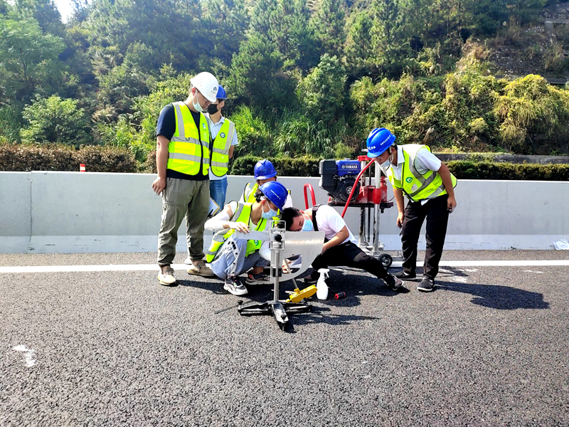 吉康改擴建C1標率先完成全線首段主線路基、路面分段交工驗收 (1)